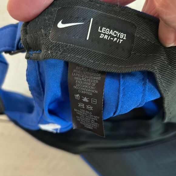 NIKE Lightweight Blue Hat - Picture 3 of 3